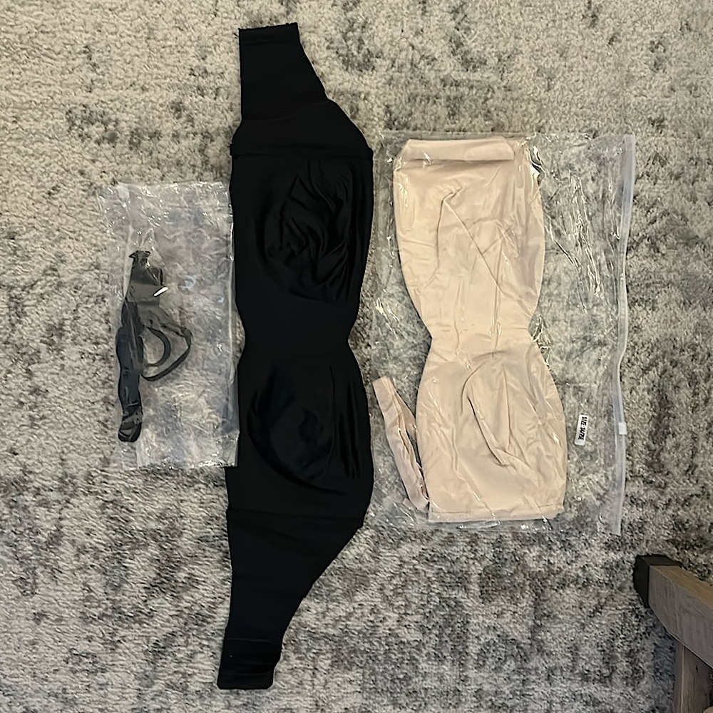 Woobilly strapless bras Size 34 E (dd) tan and black. Straps included.NWT